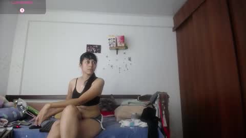 Snapshot of moonlunita chatting on 10-21-25, 05:35 moonlunita online show from 10-21-25, 05:35