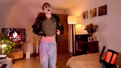 Snapshot of mr_evan1 chatting on 09-22-25, 04:09 Mr Evans online show from 09-22-25, 04:09