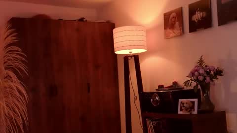 Snapshot of mr_evan1 chatting on 10-15-25, 02:39 Mr Evans online show from 10-15-25, 02:39