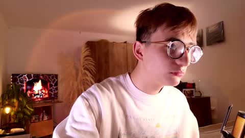 Snapshot of mr_evan1 chatting on 10-17-25, 04:42 Mr Evans online show from 10-17-25, 04:42