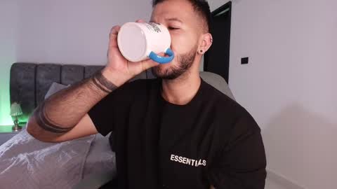 MIKEE online show from 11-08-25, 03:18