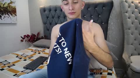 Snapshot of mr_williseo chatting on 01-23-25, 02:02 williseo online show from 01-23-25, 02:02