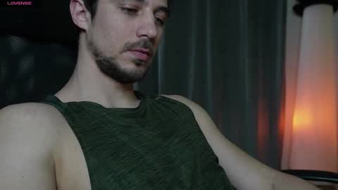 Snapshot of mrgreeneyes01 chatting on 01-26-25, 04:20 juan luis online show from 01-26-25, 04:20