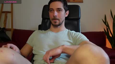 Snapshot of mrgreeneyes01 chatting on 02-05-25, 09:46 juan luis online show from 02-05-25, 09:46