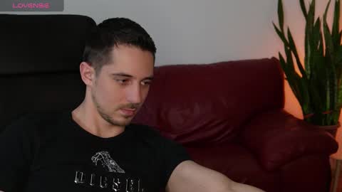 Snapshot of mrgreeneyes01 chatting on 02-05-25, 03:52 juan luis online show from 02-05-25, 03:52