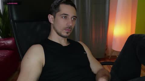 Snapshot of mrgreeneyes01 chatting on 02-08-25, 06:22 juan luis online show from 02-08-25, 06:22