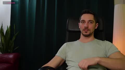 Snapshot of mrgreeneyes01 chatting on 02-11-25, 04:13 juan luis online show from 02-11-25, 04:13