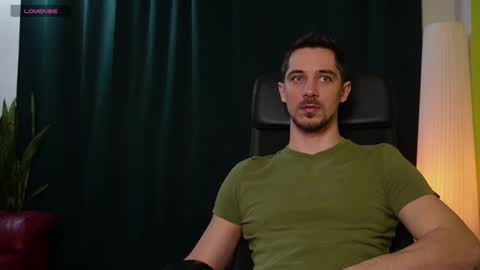 Snapshot of mrgreeneyes01 chatting on 02-13-25, 07:31 juan luis online show from 02-13-25, 07:31