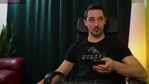 Snapshot of mrgreeneyes01 chatting on 02-15-25, 07:39 juan luis online show from 02-15-25, 07:39