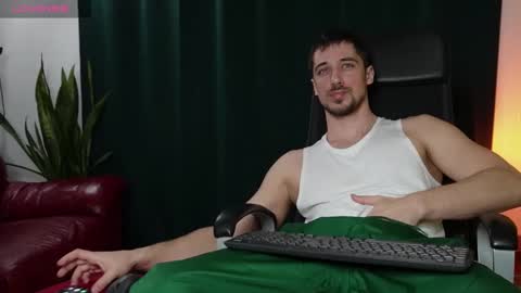 Snapshot of mrgreeneyes01 chatting on 02-17-25, 05:43 juan luis online show from 02-17-25, 05:43