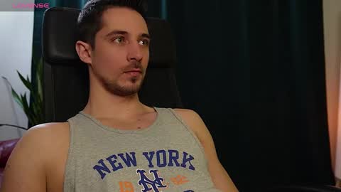 Snapshot of mrgreeneyes01 chatting on 02-19-25, 07:27 juan luis online show from 02-19-25, 07:27