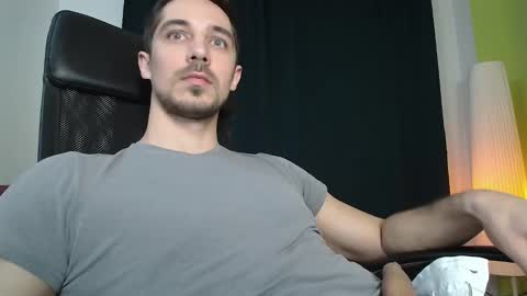 Snapshot of mrgreeneyes01 chatting on 02-23-25, 12:51 juan luis online show from 02-23-25, 12:51