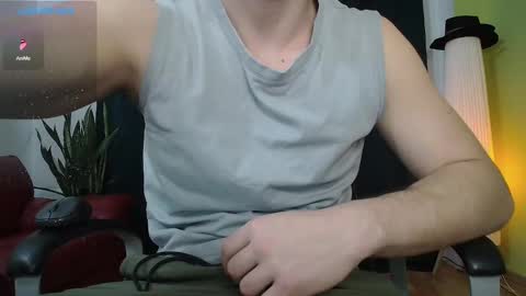 Snapshot of mrgreeneyes01 chatting on 02-25-25, 05:52 juan luis online show from 02-25-25, 05:52