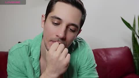 Snapshot of mrgreeneyes01 chatting on 03-09-25, 03:49 juan luis online show from 03-09-25, 03:49