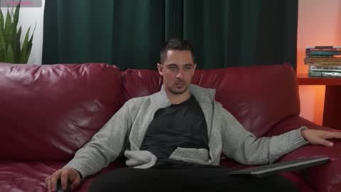 Snapshot of mrgreeneyes01 chatting on 09-29-25, 05:18 juan luis online show from 09-29-25, 05:18