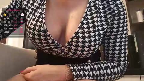 Snapshot of mrscummings chatting on 03-06-25, 01:03 C online show from 03-06-25, 01:03