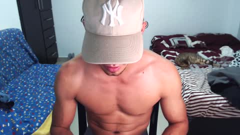 Snapshot of muscle_man1 chatting on 01-12-25, 05:56 Mike online show from 01-12-25, 05:56