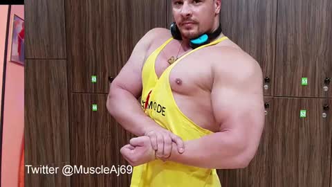 Snapshot of muscleaj69 chatting on 12-11-24, 06:20 AJ online show from 12-11-24, 06:20
