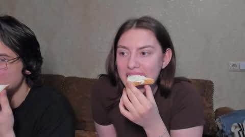 Snapshot of muuur_fam1 chatting on 12-04-25, 01:42 HEY online show from 12-04-25, 01:42