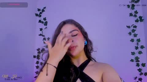 Snapshot of mxsshoney chatting on 12-29-24, 10:01 Sara IG online show from 12-29-24, 10:01