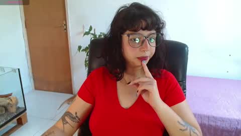 Snapshot of myamillor chatting on 10-13-25, 01:00 myamillor online show from 10-13-25, 01:00