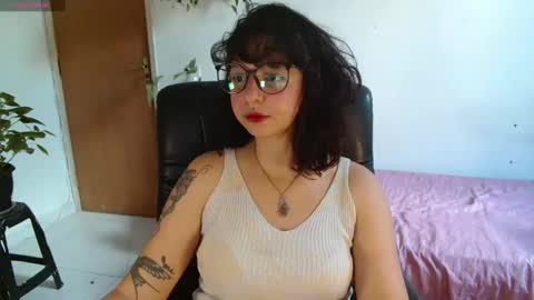 Snapshot of myamillor chatting on 10-29-25, 11:23 myamillor online show from 10-29-25, 11:23