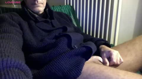 Snapshot of mynakedbeach chatting on 01-27-25, 04:22 Bi sexy guy lovense hush is on private is open or password show tip if you like. online show from 01-27-25, 04:22