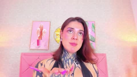 Snapshot of mystikdoll chatting on 10-20-25, 12:05 Misteika online show from 10-20-25, 12:05