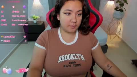 Snapshot of nadine_russo chatting on 01-17-25, 07:27 Nadine online show from 01-17-25, 07:27