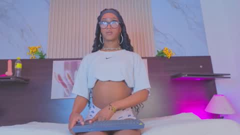 nahomy_james25 online show from 10-05-25, 10:40