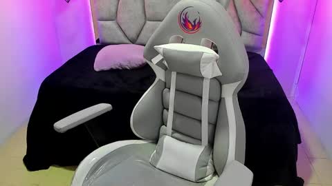 Snapshot of naia_karter chatting on 02-13-25, 01:19 online show from 02-13-25, 01:19