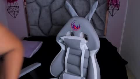 Snapshot of naia_karter chatting on 02-14-25, 10:14 online show from 02-14-25, 10:14