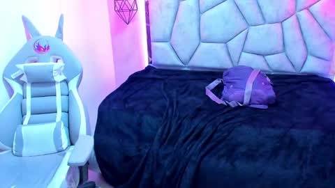 Snapshot of naia_karter chatting on 02-23-25, 01:35 online show from 02-23-25, 01:35