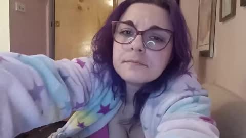 Snapshot of nakedcrafts chatting on 01-15-25, 05:50 Lizzy online show from 01-15-25, 05:50