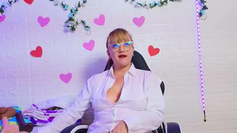 Snapshot of naomi_diamond_ chatting on 09-10-25, 12:38 Naomi online show from 09-10-25, 12:38