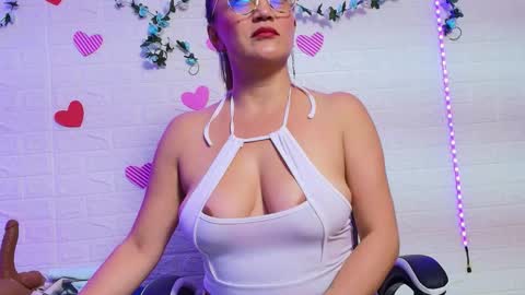 Snapshot of naomi_diamond_ chatting on 10-08-25, 10:35 Naomi online show from 10-08-25, 10:35