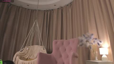 Snapshot of naomi_rias chatting on 10-14-25, 12:33 Naomi online show from 10-14-25, 12:33