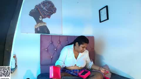 Naomi Campbel online show from 12-21-25, 02:13