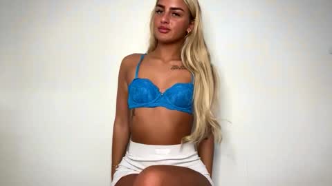 Naomi online show from 10-10-25, 09:41