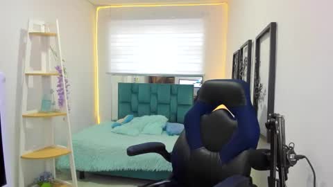 naomy online show from 10-20-25, 07:58