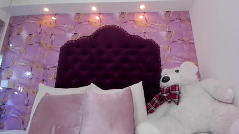 Naomy online show from 12-18-25, 04:57