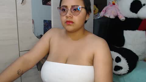 naomylux1 online show from 12-19-25, 03:02