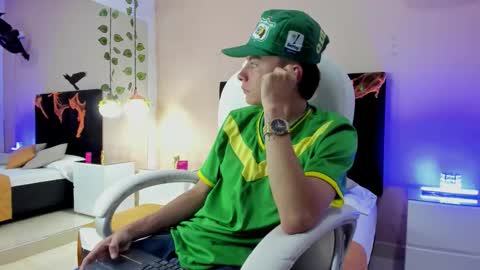 Snapshot of nascary_fox chatting on 10-21-25, 08:31 Nascary Fox online show from 10-21-25, 08:31