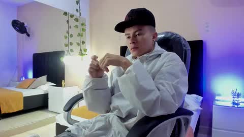 Snapshot of nascary_fox chatting on 11-02-25, 12:51 Nascary Fox online show from 11-02-25, 12:51