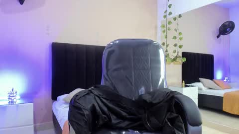 Snapshot of nascary_fox chatting on 11-06-25, 09:15 Nascary Fox online show from 11-06-25, 09:15