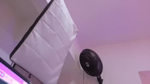 Snapshot of nascary_fox chatting on 11-30-25, 02:43 Nascary Fox online show from 11-30-25, 02:43