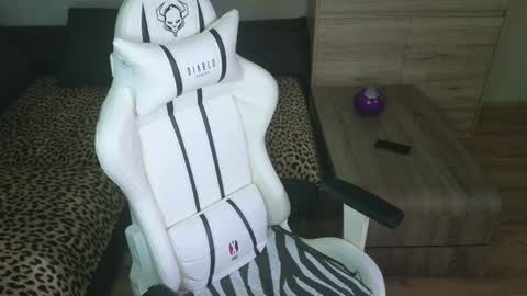 Snapshot of natascha1202 chatting on 12-25-24, 06:19 Natalli online show from 12-25-24, 06:19