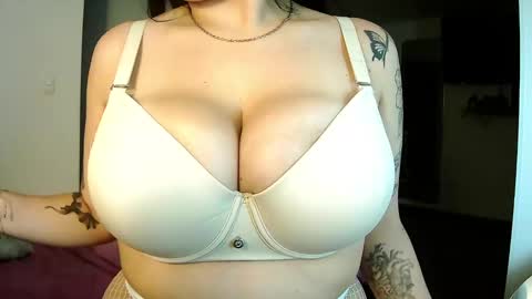 Snapshot of nathy_jones chatting on 02-16-25, 11:37 Nathaly Jones online show from 02-16-25, 11:37