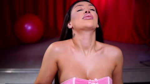 Snapshot of natydesiree chatting on 01-23-25, 07:51 Naty online show from 01-23-25, 07:51