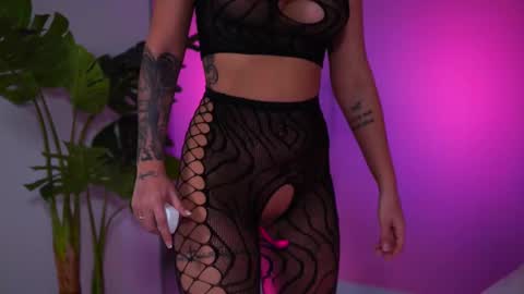 Snapshot of natydesiree chatting on 02-12-25, 10:37 Naty online show from 02-12-25, 10:37